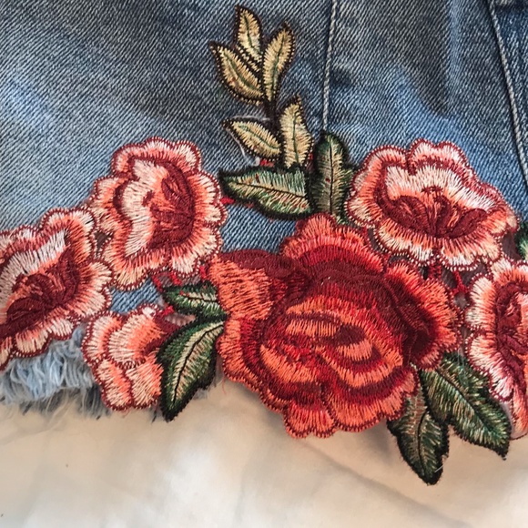 Floral Patch High Rise Cut-Off Denim Shorts - Picture 4 of 7